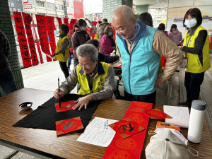 彰化郵局邀書法名家現場揮毫寫春聯，免費提供用郵民眾索取。圖／記者鄧富珍攝