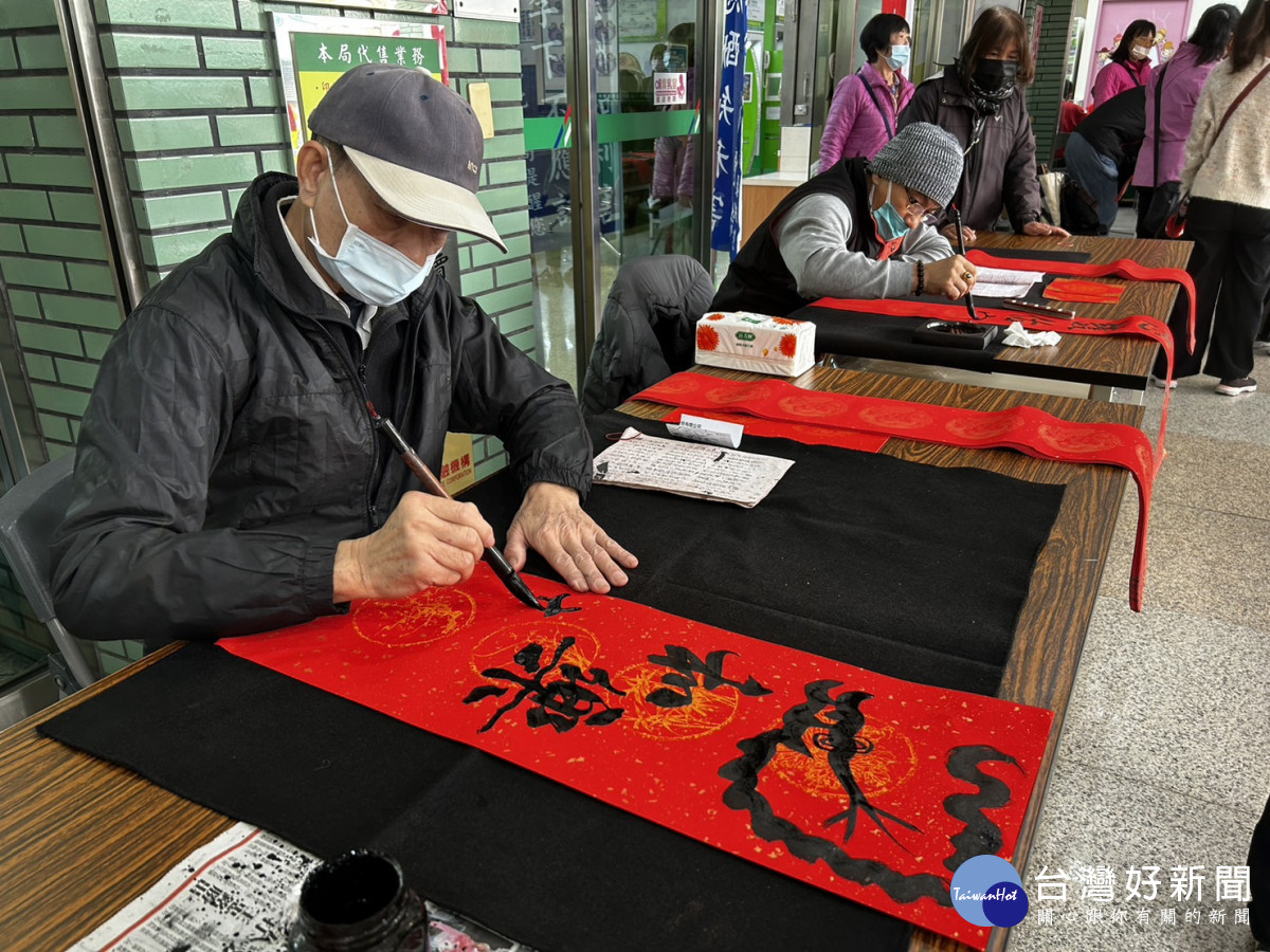 彰化郵局邀書法名家現場揮毫寫春聯，免費提供用郵民眾索取。圖／記者鄧富珍攝