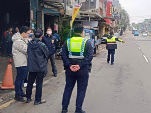 平鎮警加強檢視轄內交通設施，讓民眾都能行的安全、過個好年！