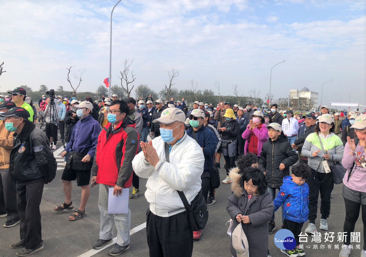 文津至西庄路段新建工程通車，舉辦健行活動，民眾暖身。圖／記者鄧富珍翻攝