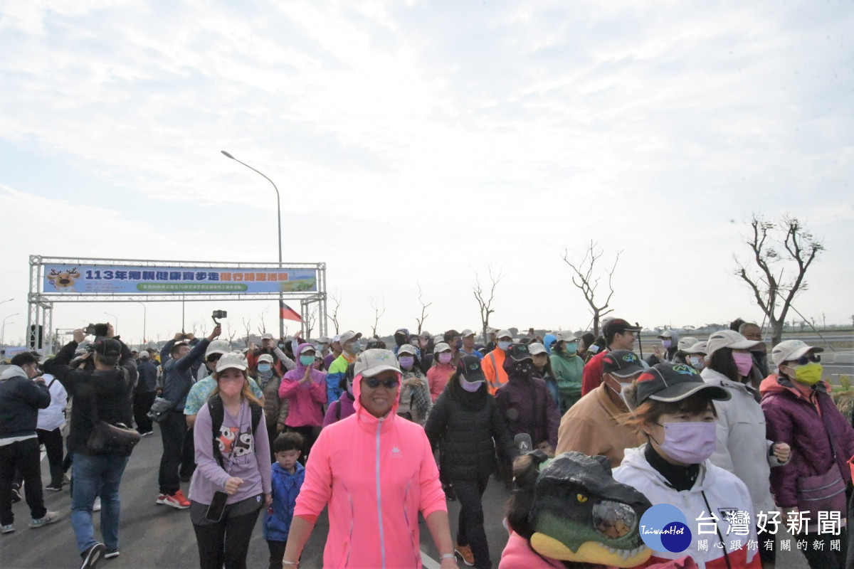 文津至西庄路段新建工程通車，舉辦健行活動人潮。圖／記者鄧富珍翻攝