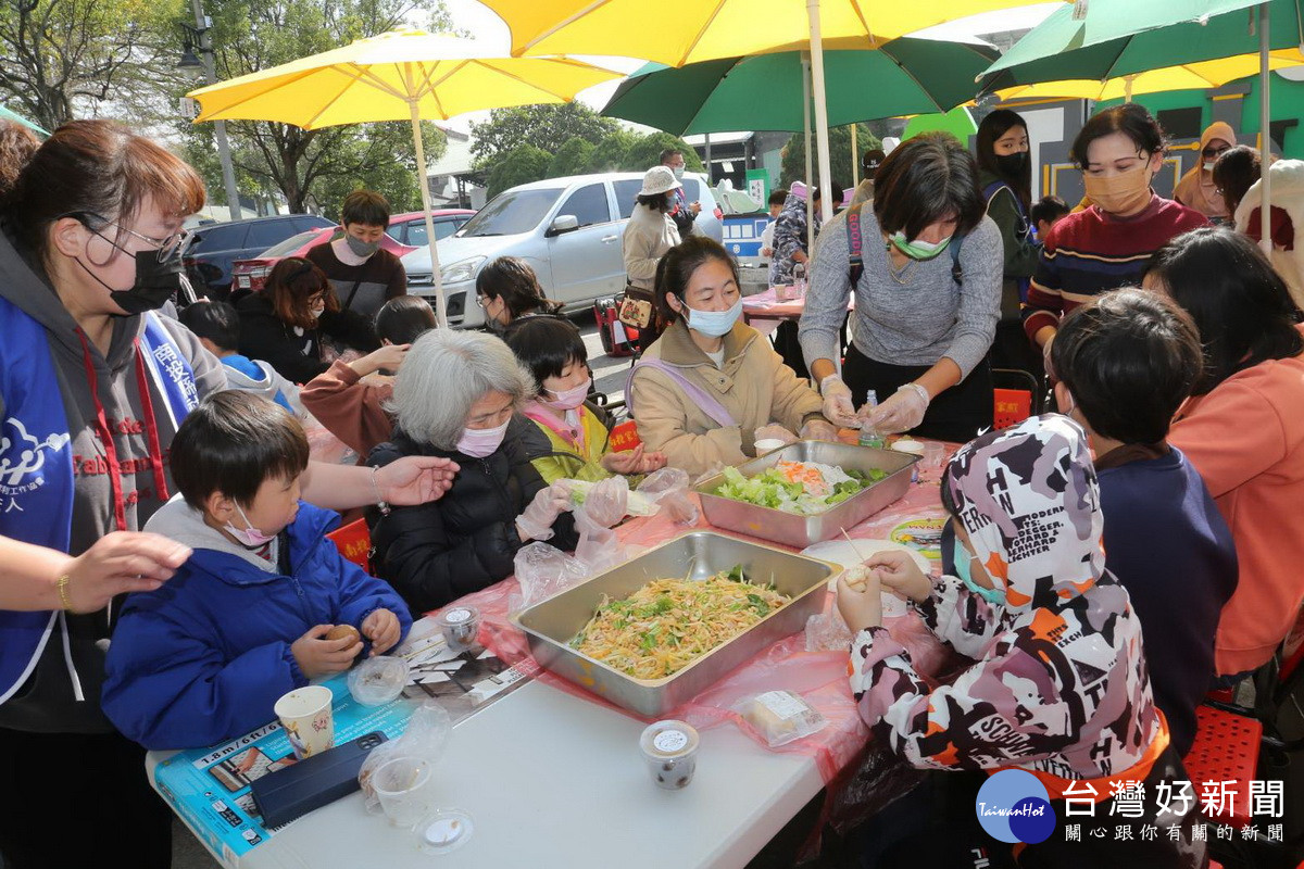 大家體驗東南亞美食。（新媳婦關懷協會提供）