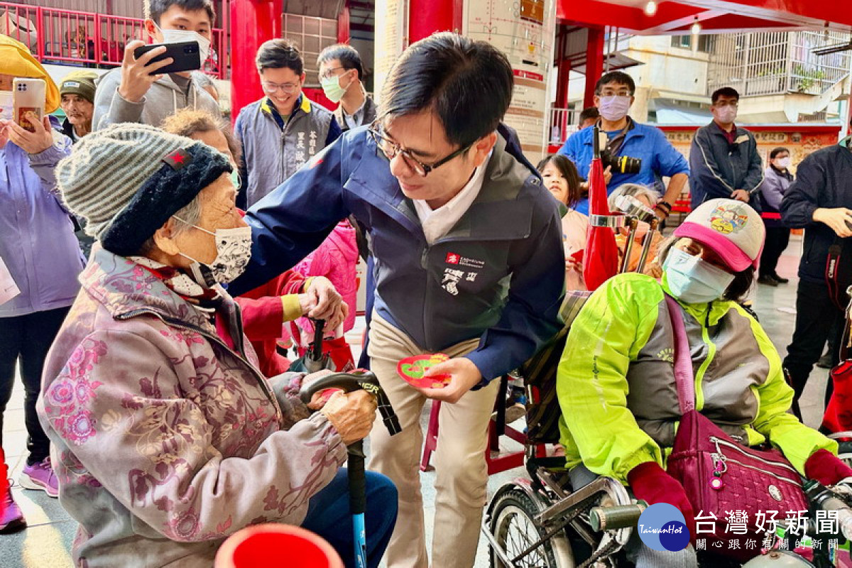 ▲春節將屆，陳其邁各地拜廟祈福、商圈發小紅包。