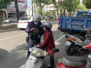 騎車出門突忘回家路，暖心所長護老婦返家。