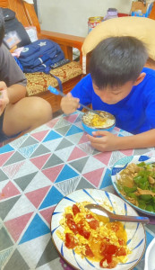 台灣世界展望會在2024年將為5,000名孩子提供營養扶助金和送餐服務，幫助他們健康成長。（台灣世界展望會提供）