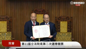 柯建銘頒發韓國瑜當選證書（圖／翻攝國會直播）