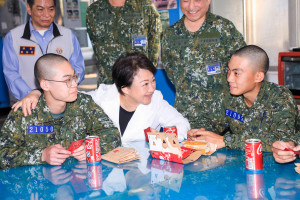 盧市長與役男開心聊天話家常