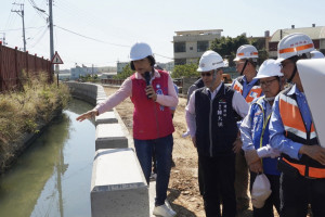 陳大田局長與羅永珍議員討論施工情形