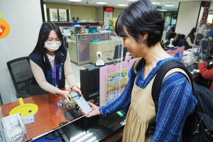 民眾體驗行動支付