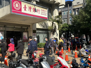 中壢分局增派警力，與銀行駐衛警一起在現場守護民眾財產安全。