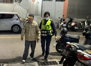 大甲熱心員警協助載送90歲老翁返家，深得家屬感激。