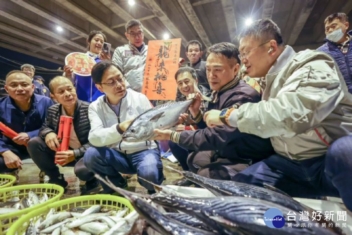 市長視察魚市場供貨情形。
