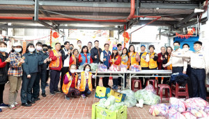 楊梅區公所與桃園市慈馨公益關懷協會合作，舉辦「楊起幸福 馨揪感心」寒冬送暖活動。