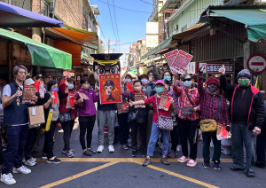 楊梅警市場掃街加強民生安全宣導。　　