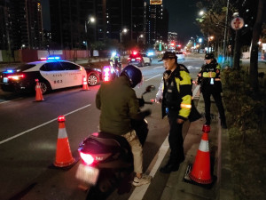 龜山讚警春安首日擴檢上路。