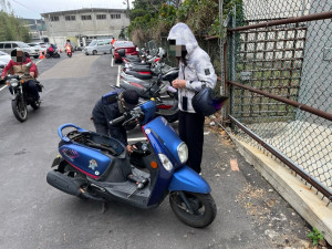 楊梅警分局員警巡邏時，發現林姓女子機車無法發動，上前協助林女返家。