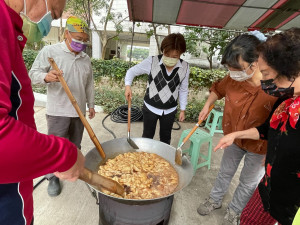 國光社區發展協會辦「捐購愛心年糕」活動