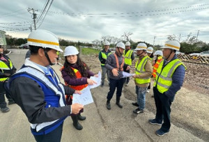 航空城公司洪秀寬總經理偕同徐其萬議員點交優先產專區A基地。