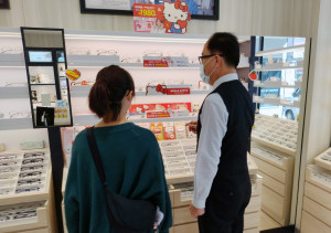 HELLO KITTY五十週年各種聯名商品越來越多，掀起粉絲的掃貨收藏潮，其中聯名鏡框也成為熱門的焦點。（圖／網友提供）