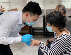 傳統整復推拿透過專業按摩手法，為民眾紓解筋骨。（圖／武當中美式傳統整復推拿）