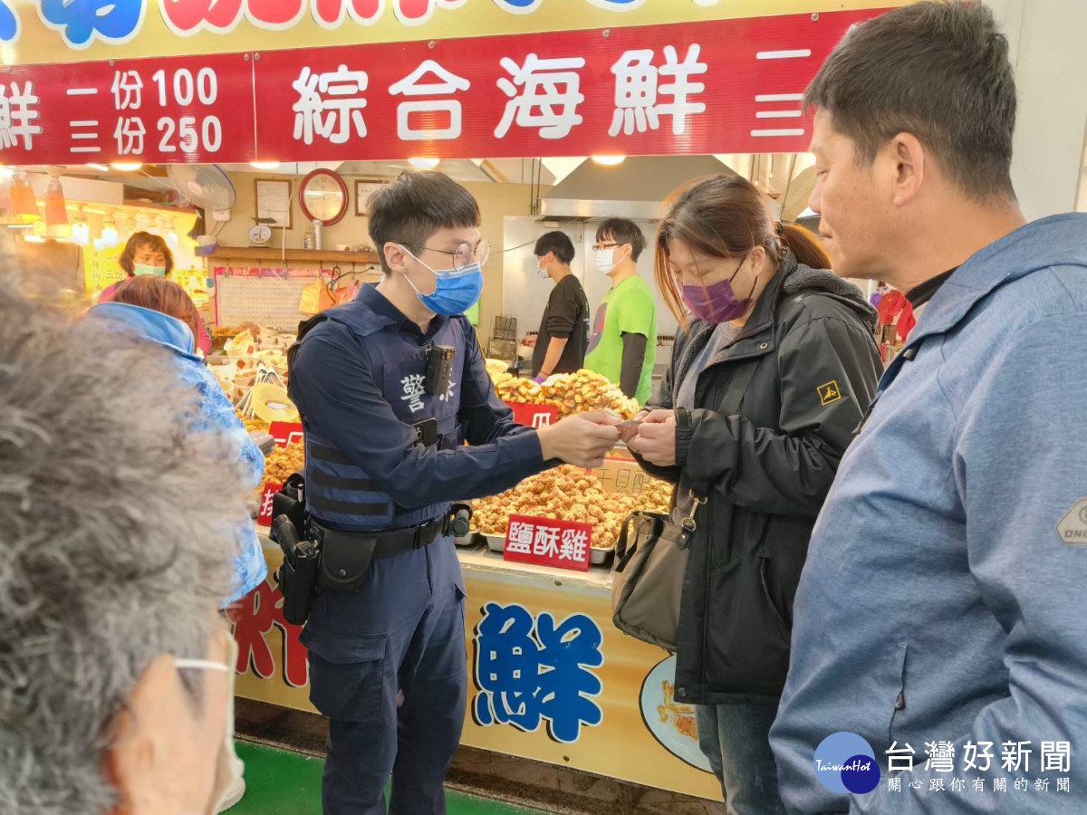 楊梅警察分局結合永安漁港觀光魚市內在地商家，發放永安漁港即時影像QRCODE貼紙。