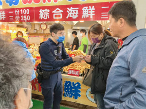 楊梅警察分局結合永安漁港觀光魚市內在地商家，發放永安漁港即時影像QRCODE貼紙。