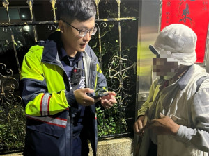 失智老翁獨跨百里尋弟，楊梅警暖心關懷助返家。