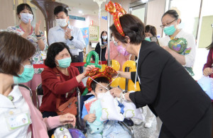 彰化縣長王惠美關懷住院兒童，歡樂龍龍互動迎新年。圖／記者鄧富珍攝