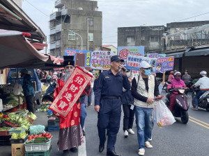 朴子警分局由財神爺擔任宣傳大使，率隊走入市場宣導預防犯罪／陳致愷翻攝