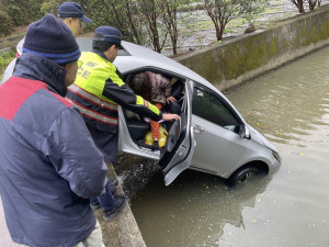 老婦開車找路衝進排水，警及時救援助脫困。