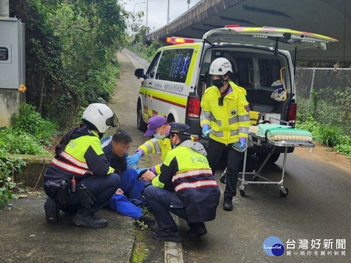 外籍男子昏倒不知名路邊，龜山女警超機靈辨位，順利送醫後恢復意識且並無大礙。<br />
