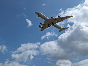 美國NASA太空總署的DC-8型特製科研機，15日在台灣中部以南上空低空飛行，執行我環境部與及韓國、泰國、菲律賓、馬來西亞的空品聯合觀測計畫，其探測數據採集。（圖／翻攝自Facebook帳號氣象達人彭啟明）