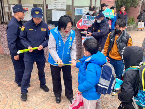 警察局長宣介慈親自前往光明國小視導執行情形