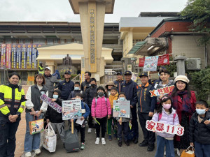 桃園市警局執行護童及交通安全宣導專案，讓學童安全走入校園。