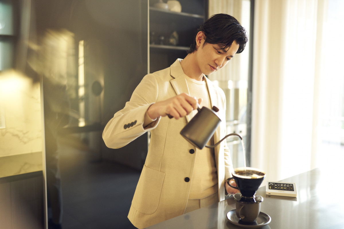 泡咖啡再也不必耗時等待煮水，讓時間有效率的運用，大幅提升生活品質，讓我在家中也能擁有手沖咖啡的品味。