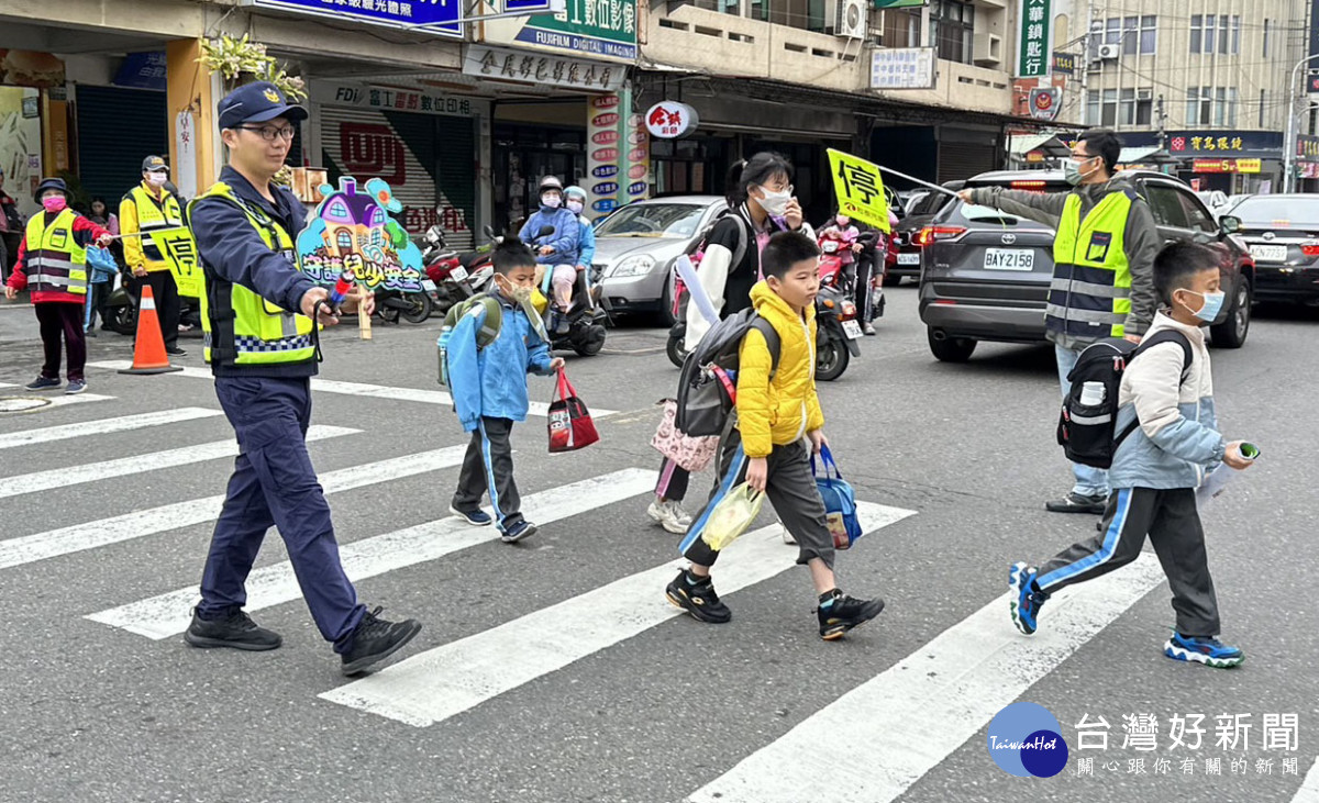 民雄警分局規劃「護童專案」勤務，協助學童平安穿越馬路／警方提供