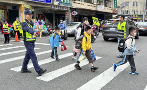 民雄警分局規劃「護童專案」勤務，協助學童平安穿越馬路／警方提供