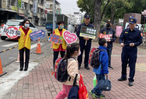 白河警分局分局長顏榮泰贈送學童吉祥筆，祝福開學快樂並即時宣導預防犯罪等觀念／陳致愷翻攝