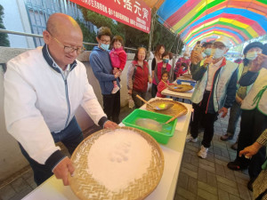 台中市議長張清照舉辦「親子搖元宵」活動，自己也下場與郷親同樂。