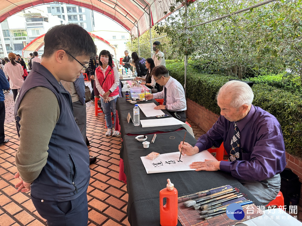 26位書畫家一齊揮毫作畫吸引許多民眾觀賞。（記者扶小萍攝）