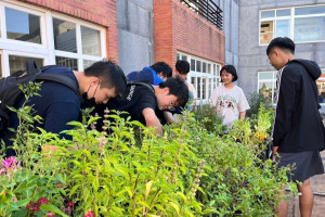 中華大學景觀建築學系同學們細心照料「低碳空中花園」植栽。