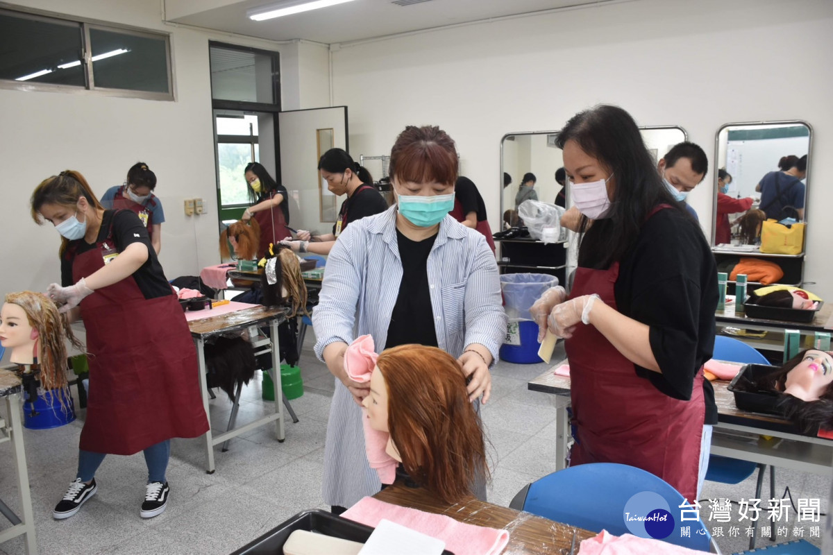 桃竹苗分署與美髮業者合作開設產訓合作班，結訓馬上就業。