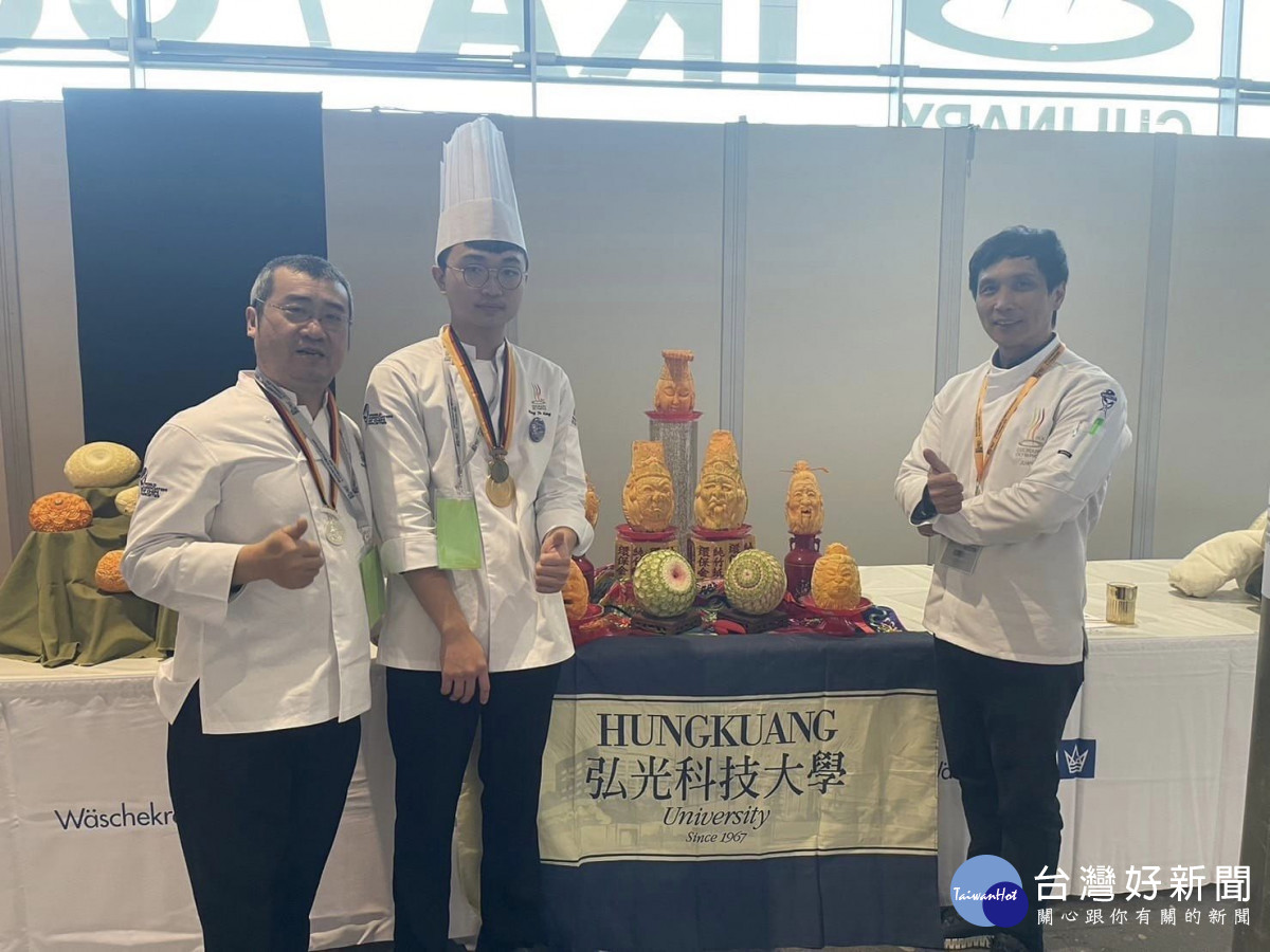 餐旅系副教授許凱敦（左一）與學生王宥翔（左二）奪得「2024 IKA奧林匹克廚藝競賽」1特金金牌1銀牌1銅牌。