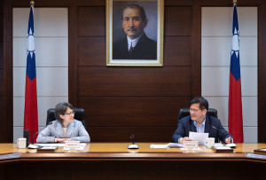 第16任準副總統蕭美琴（左）與總統府秘書長林佳龍（右）。（圖／翻攝自Facebook帳號蕭美琴 Bi-khim Hsiao）