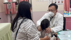 大甲李綜合醫院小兒科醫師余秋霖說，最近不少孩童因加藤群聚染流感。