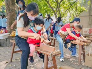 親子刨木體驗活動。