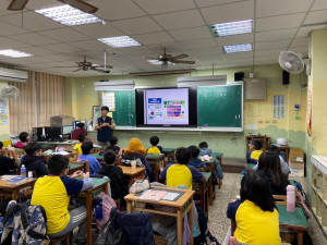 平鎮警前往東安國小宣導，提升學生反詐能力及婦幼安全意識。