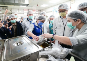 張市長參觀營養午餐廚房。