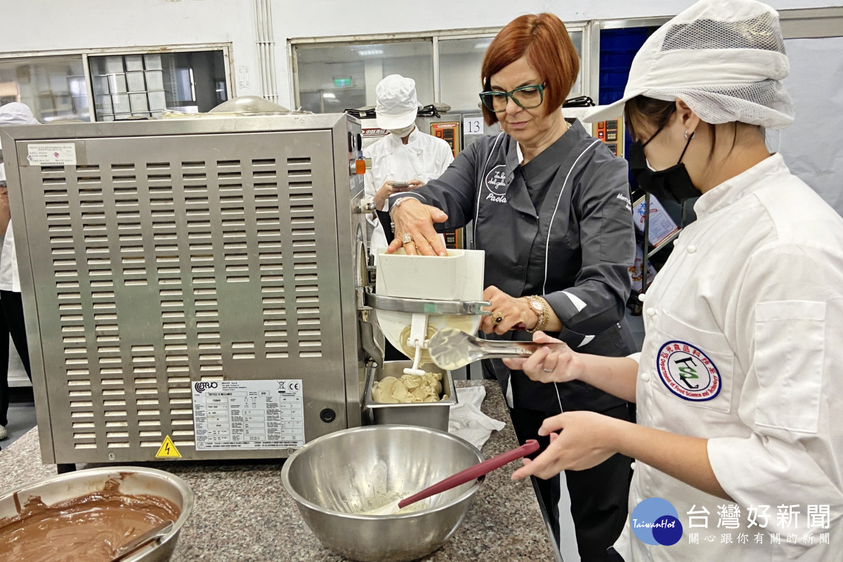義式手工冰淇淋大師保拉．巴羅內（右二）進行冰淇淋製作教學示範。