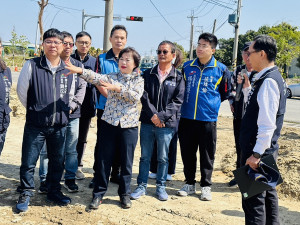 立委楊瓊瓔及台中市議員賴朝國會勘潭子第3公墓綠美化用地，爭取闢建寵物公園。